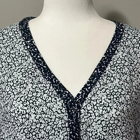 Foxcroft Daisy Ditsy Floral Blouse Button Down Shirt - Picture 3 of 11